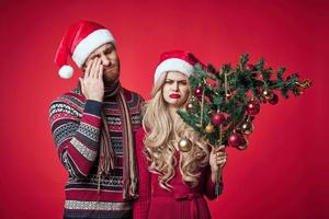 emotionell man och kvinna jul Semester gåvor röd bakgrund foto