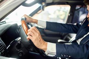 affärsmän körning en bil resa lyx livsstil kommunikation förbi telefon foto