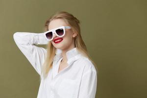 blond kvinna mode vit skjorta solglasögon livsstil Framställ foto