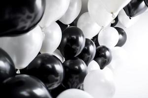 svart och vit ballong på vit bakgrund med kopia Plats. foto