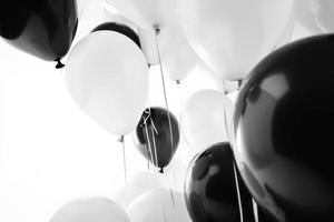svart och vit ballong på vit bakgrund med kopia Plats. foto