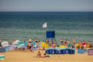 se från de brant sluttning till de strand på de baltic hav på en sommar dag med människor foto