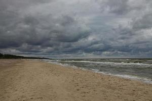 bred strand på de baltic hav i polen på en sommar molnig grå kall dag foto