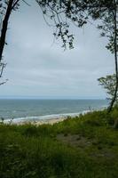 se från de brant sluttning till de strand på de baltic hav på en sommar dag foto