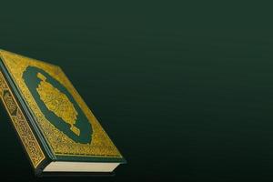 de helig al quran med skriven arabicum kalligrafi menande av al quran och radband pärlor eller tasbih på mörk grön svart bakgrund med kopia Plats. foto