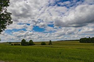 jordbruks landskap i polen på en sommar dag foto