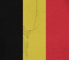 flagga av belgien på en texturerad bakgrund. begrepp collage. foto