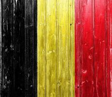 flagga av belgien på en texturerad bakgrund. begrepp collage. foto