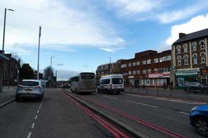 låg vinkel se av brittiskt väg och trafik på luton stad av England Storbritannien. de bild var fångad på central luton stad under en kall och molnig kväll av 24 mars 2023 foto