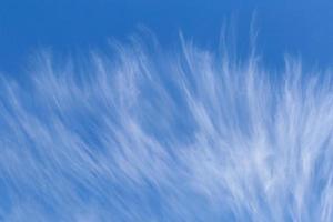 vit cirrus moln i en blå himmel foto