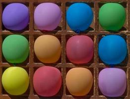stänga upp av pil spel med Färg ballonger foto