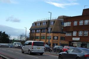 låg vinkel se av brittiskt väg och trafik på luton stad av England Storbritannien. de bild var fångad på central luton stad under en kall och molnig kväll av 24 mars 2023 foto