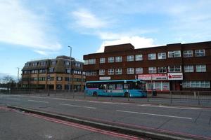 låg vinkel se av stadens centrum stad Centrum av brittiskt stad London luton stad av England Storbritannien. de bild var fångad på central luton stad under en kall och molnig kväll av 26 mars 2023 foto