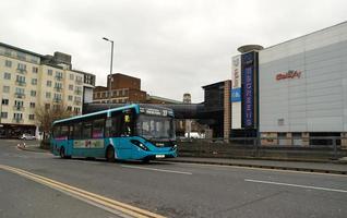 låg vinkel se av brittiskt väg och trafik på luton stad av England Storbritannien. de bild var fångad på central luton stad under en kall och molnig kväll av 01 april 2023 foto