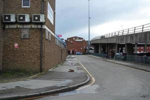 låg vinkel se av brittiskt väg och trafik på luton stad av England Storbritannien. de bild var fångad på central luton stad under en kall och molnig kväll av 24 mars 2023 foto