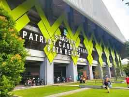 bekasi, indonesien - 12e Mars 2023 de atmosfär utanför de patriot candrabhaga stadion, bekasi stad under de bil fri dag händelse foto