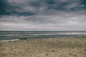 lugna landskap av de strand på de putsa baltic hav på en molnig februari dag foto