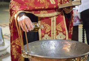 förberedelse för de dop av barn i de ortodox kyrka. de sakrament av dop. foto