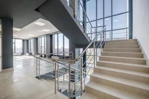 trappa nödsituation och evakuering utgång trappsteg i upp stege i en ny kontor byggnad foto