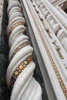 orvieto, Italien, september. kolumn Utsmyckad med mosaik- på de Fasad av de katedral av orvieto. katedral av santa maria assunta orvieto, umbrien. Italien. foto