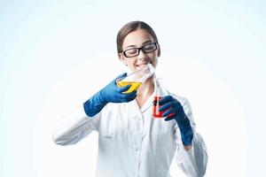 glad kvinna laboratorium assistent kemisk lösning biologi forskning foto