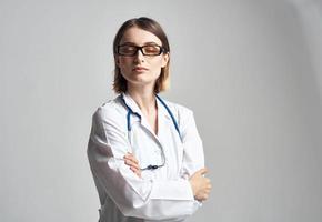 porträtt av en kvinna läkare i en medicinsk klänning och en blå stetoskop foto