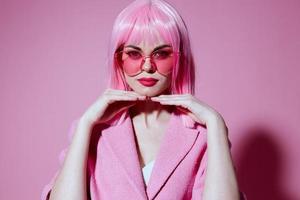 skön modern flicka i rosa glasögon kosmetika glamour känslor studio modell oförändrad foto