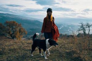 kvinna vandrare hund gående natur bergen landskap foto