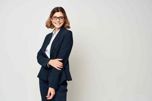 företag kvinna i svart kostym bär glasögon själv förtroende kontor foto