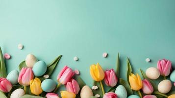 topp se av Lycklig påsk kort bakgrund med tulpaner och dekorativ ägg i olika färger foto