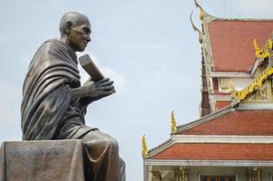 sida se av luang por tho på wat rakhang kositaram woramahawihan, thai människor och utlänningar är populär till resa. Bangkok, thailand foto