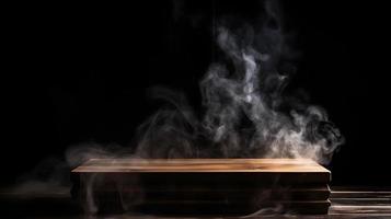trä- planka podium med rök i mörk bakgrund foto
