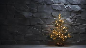 små jul träd med lampor på gammal trä- planka mot texturerad sten vägg foto