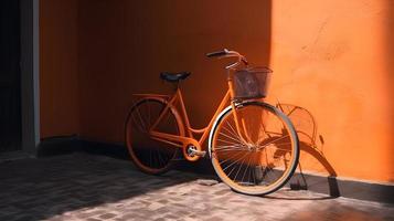 orange stad cykel mot skinande silver- vägg foto