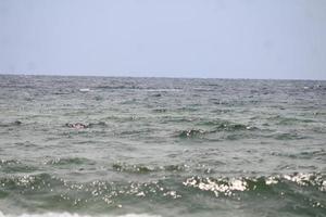vågor kraschar på de havsstrand foto