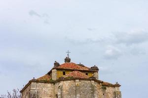 romanesque katolik kyrka tak med storkens bon foto