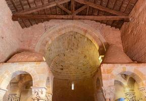 interiör av romanesque katolik kyrka med trä- tak foto