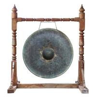thai traditionell antik gong isolerat på vit bakgrund med klippning väg foto