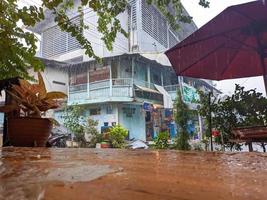 en se av tung regn i surabaya, indonesien foto