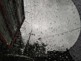 en fönster med regndroppar på den foto