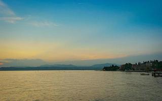 se på sjö garda från de hamn av sirmione foto