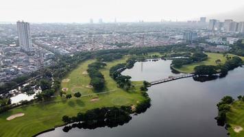 Flygfoto över stadens skog, sjöar och broar som ansluter till parken foto