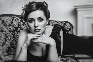 ung brunettflickamodell och skådespelerska på soffacloseupen, svartvitt foto