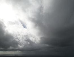 dramatisk och regn moln över England foto