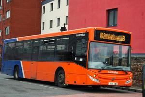 låg vinkel se av brittiskt väg och trafik på luton stad av England Storbritannien. de bild var fångad på central luton stad under en kall och molnig kväll av 01 april 2023 foto