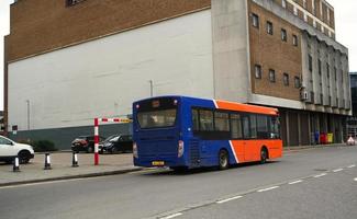 låg vinkel se av brittiskt väg och trafik på luton stad av England Storbritannien. de bild var fångad på central luton stad under en kall och molnig kväll av 01 april 2023 foto