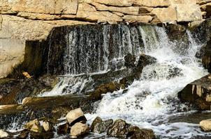 översvämmad industriell granitkanal foto