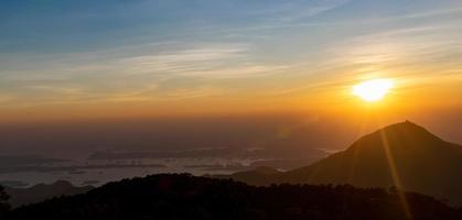 bergslandskap vid solnedgången. foto