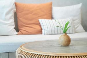 keramik eller porslin vas med växtdekoration på bordet i vardagsrummet foto