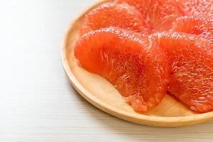 färsk röd pomelo frukt eller grapefrukt foto